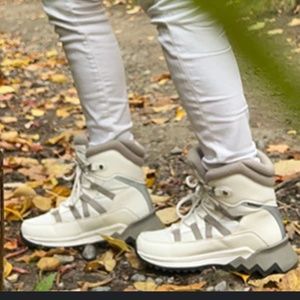 NWT COUGAUR Swizzle Waterproof High Top Sneaker - Size 6M